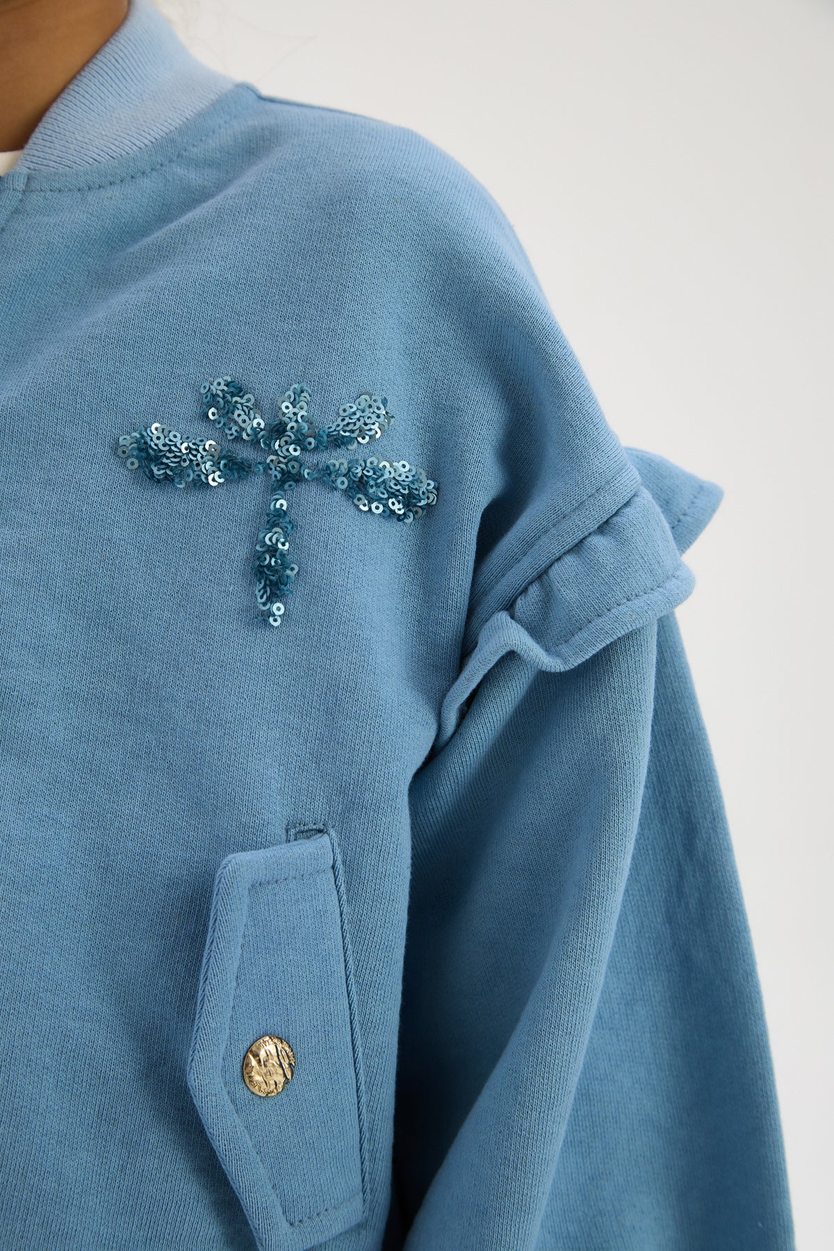 بلوزة رياضية زرقاء للبنات