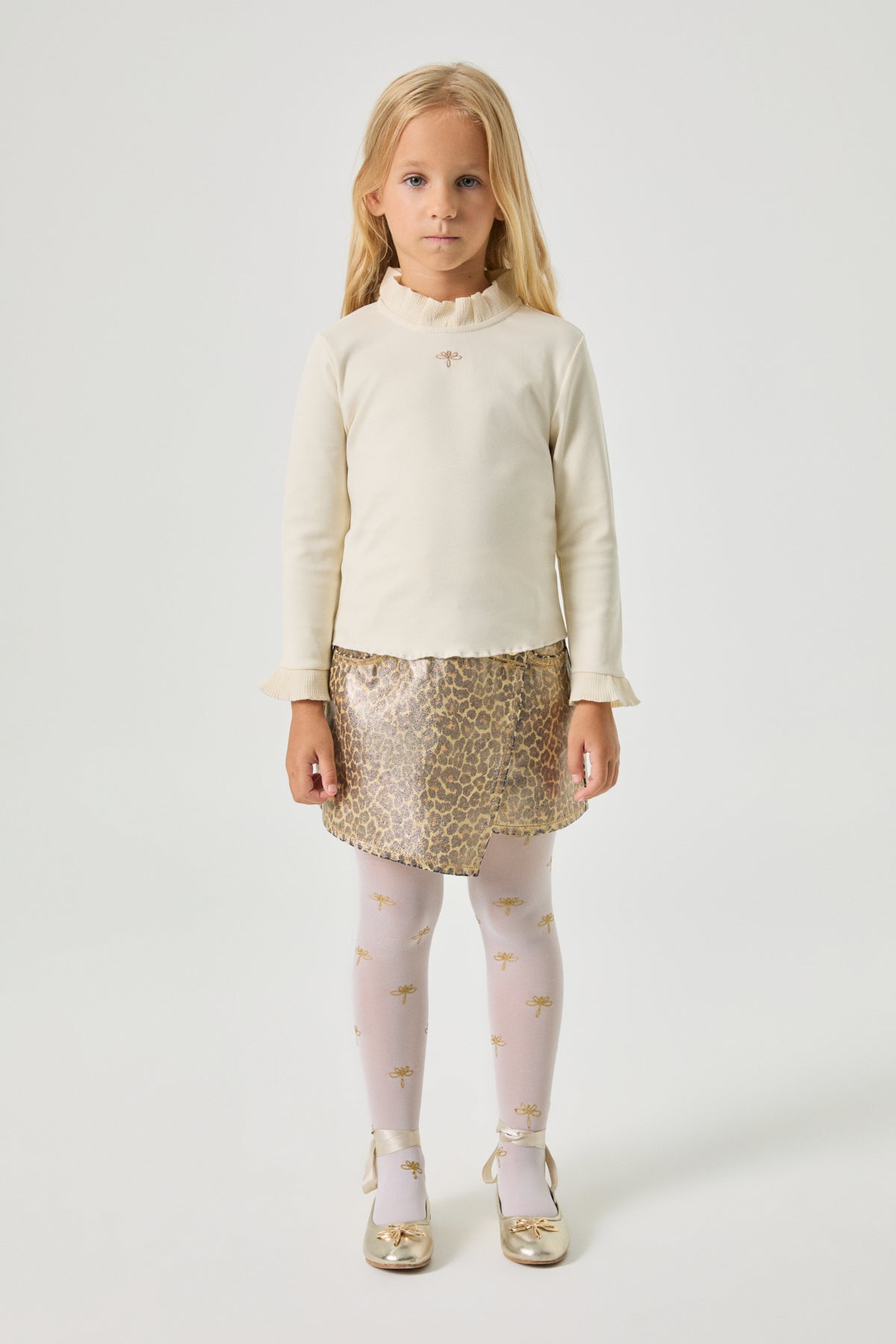 بلوزة بناتية باللون البيج