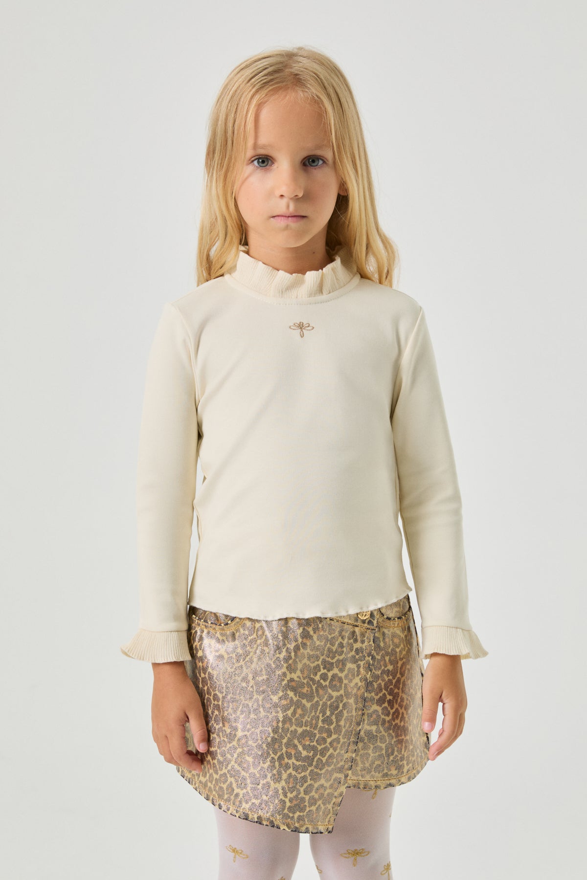 بلوزة بناتية باللون البيج