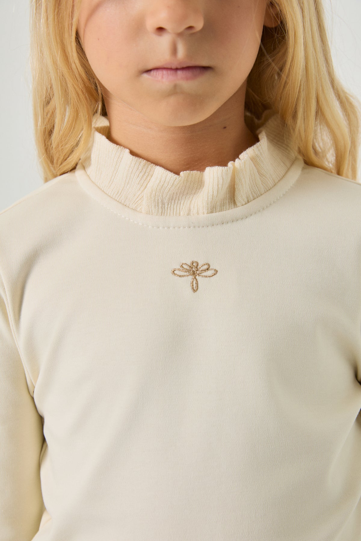 بلوزة بناتية باللون البيج