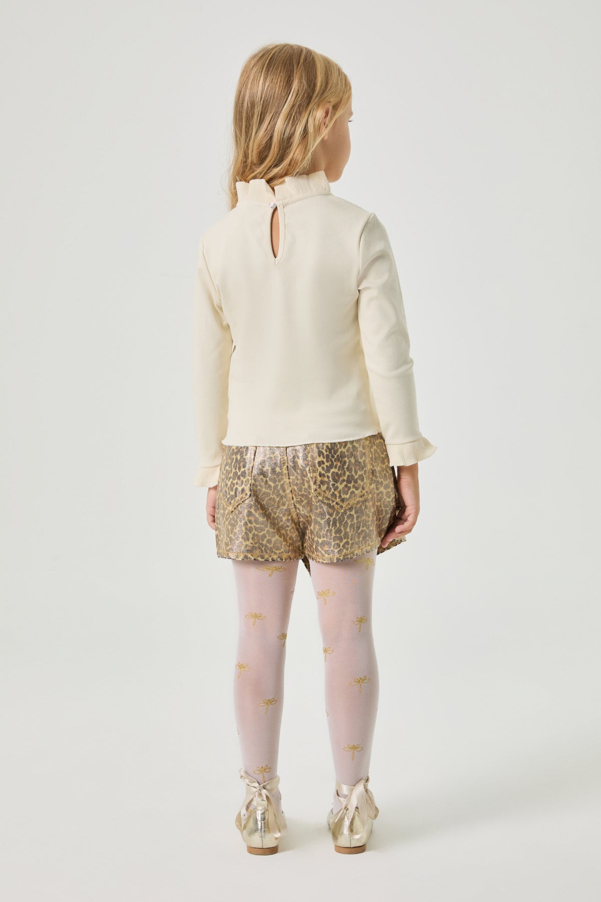 بلوزة بناتية باللون البيج