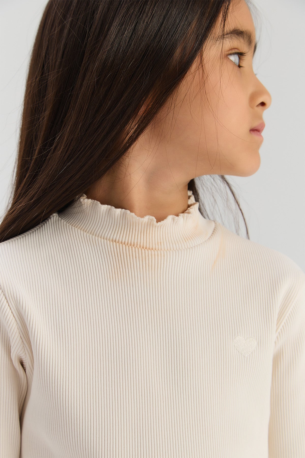 تي شيرت بناتي باللون البيج