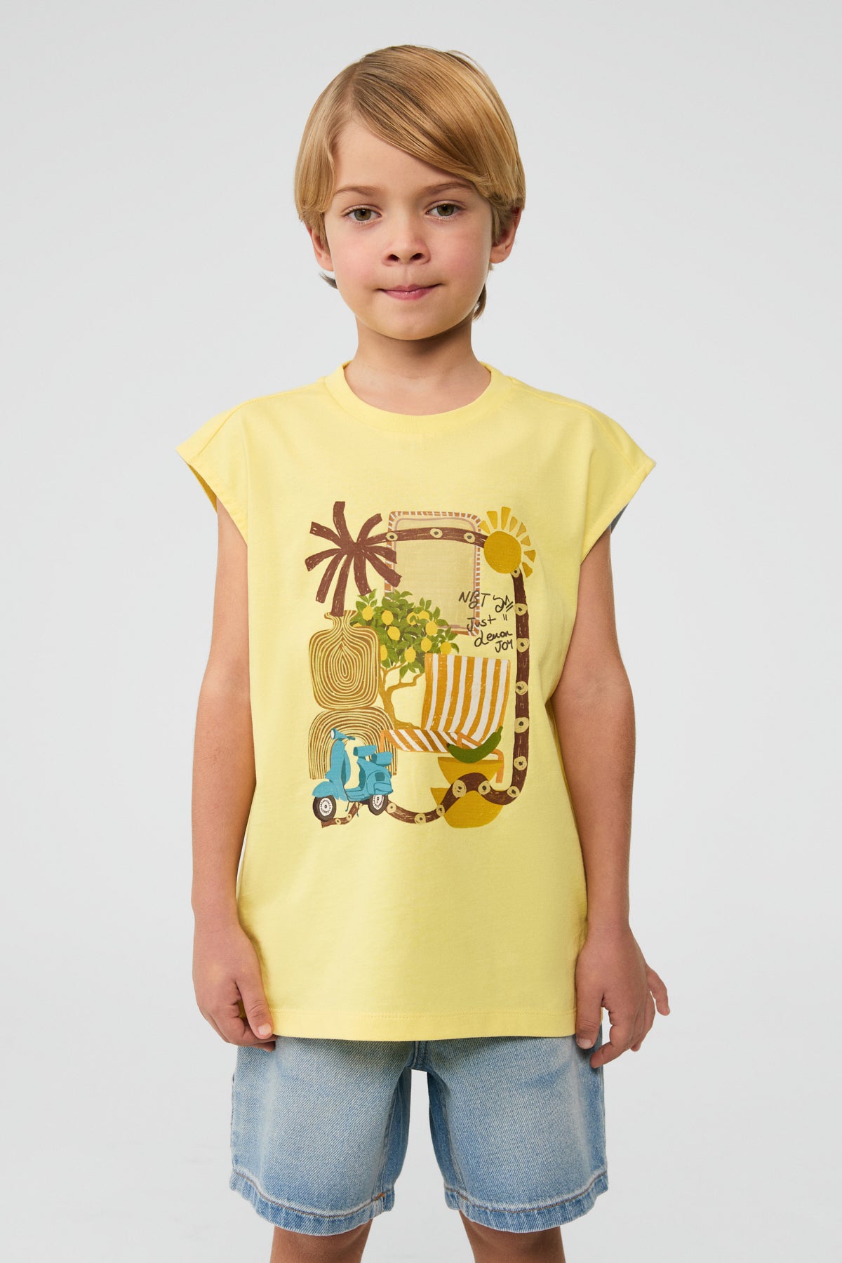 ولد بفانلة داخلية صفراء